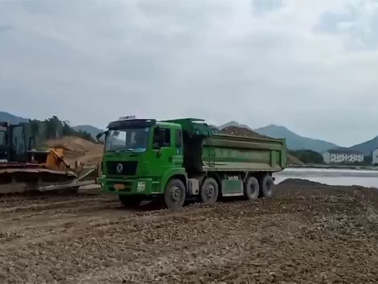 绍兴高铁站六十吨卡车填石子